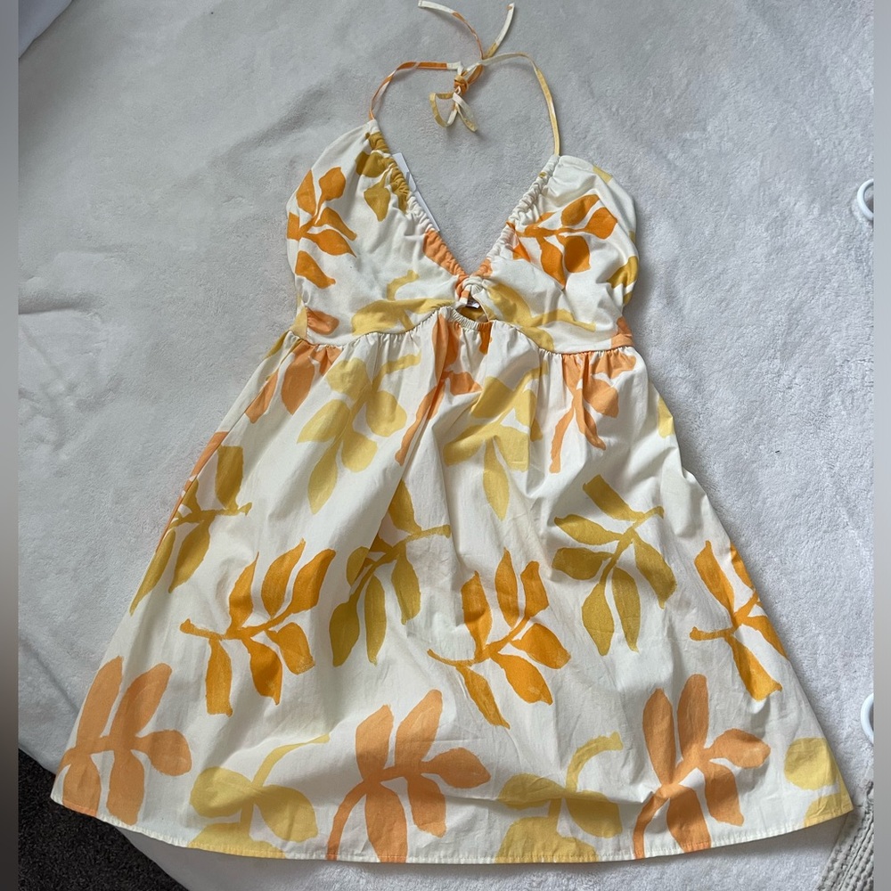 I bought it and never used it, cute Drees white and yellow, perfect for summer
